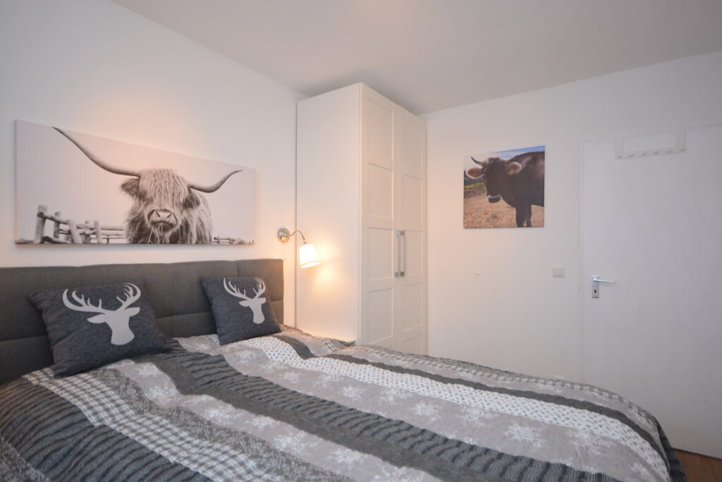 gemütliches Schlafzimmer mit großem Schrank